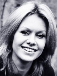 Suzanna Leigh