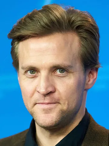 Exit Cast: Photo of Tobias Santelmann