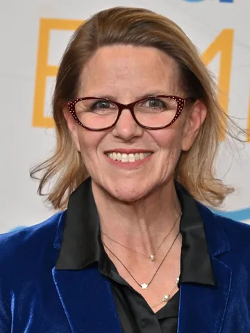 Hotel Du Loone Cast: Photo of Shannon Flynn