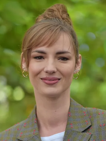 Monsieur Spade Cast: Photo of Louise Bourgoin