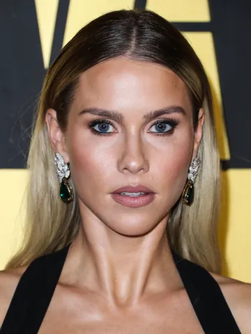 H2O: Just Add Water Cast: Photo of Claire Holt