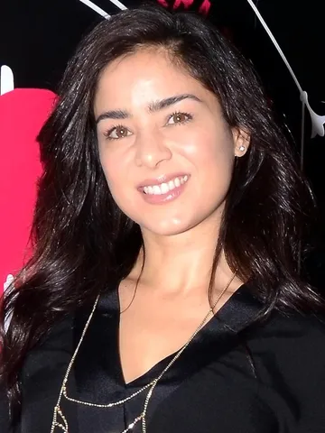 Bella Calamidades Cast: Photo of Mimi Morales