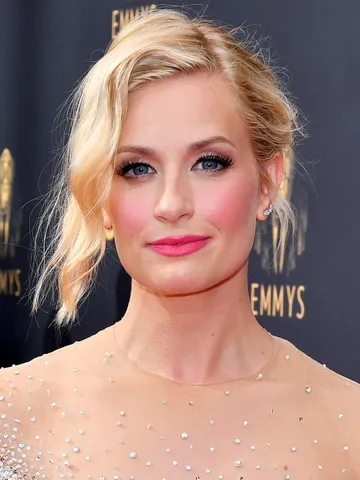 The Neighborhood Cast: Photo of Beth Behrs